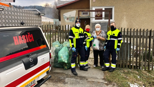 Dobrovoľní hasiči z Korne pomáhajú dezinfikovať a dovážajú lieky rizikovým skupinám a ľuďom v karanténe